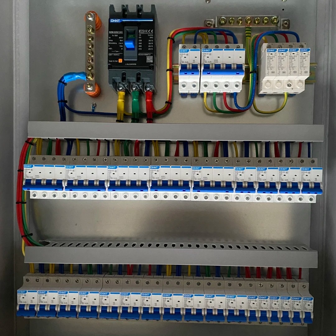 Custom British Standard 12 Way 3 Phase 400V Metal Distribution Board IP30/IP40 Protection HRC Fuse Components for Sub-metering