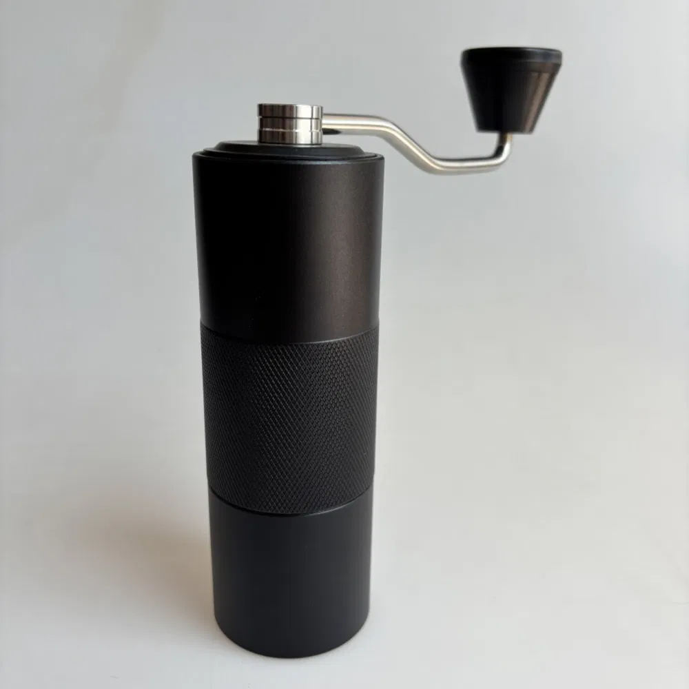 molino de café manual profesional de granos de café tostado oscuro