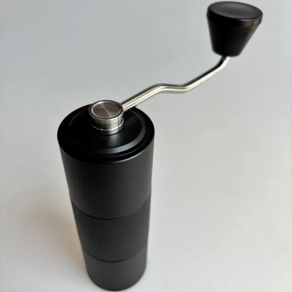 molino de café manual profesional de granos de café tostado oscuro