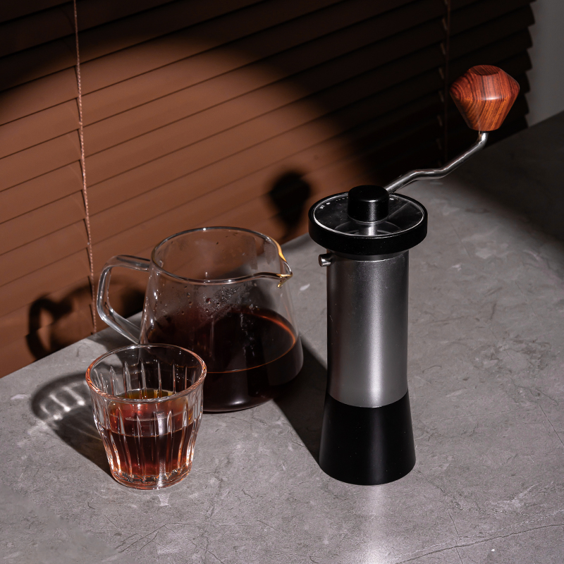 Nuevo diseño propio molde acero inoxidable molinillo de café manual portátil pequeño para espresso en casa con escala