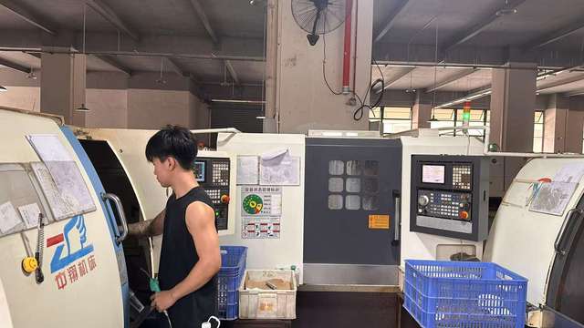 Proceso de producción de molinillos de café manuales en Socta Kitchen