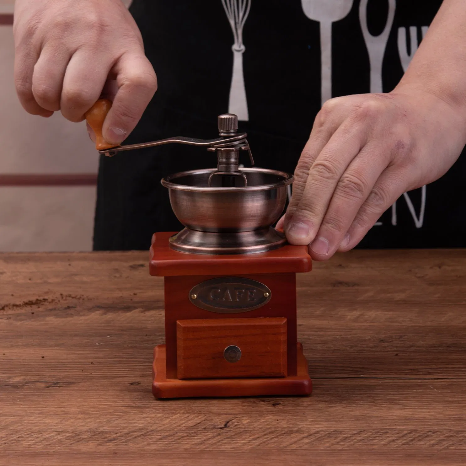 Molino de café manual vintage con manivela, tazón de metal para granos, estilo de cajón, canal de polvo, ajustador incorporado