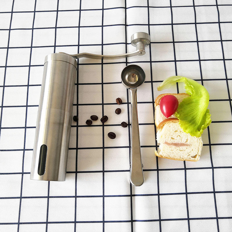 Molino de café manual de acero inoxidable profesional con manivela en la cocina