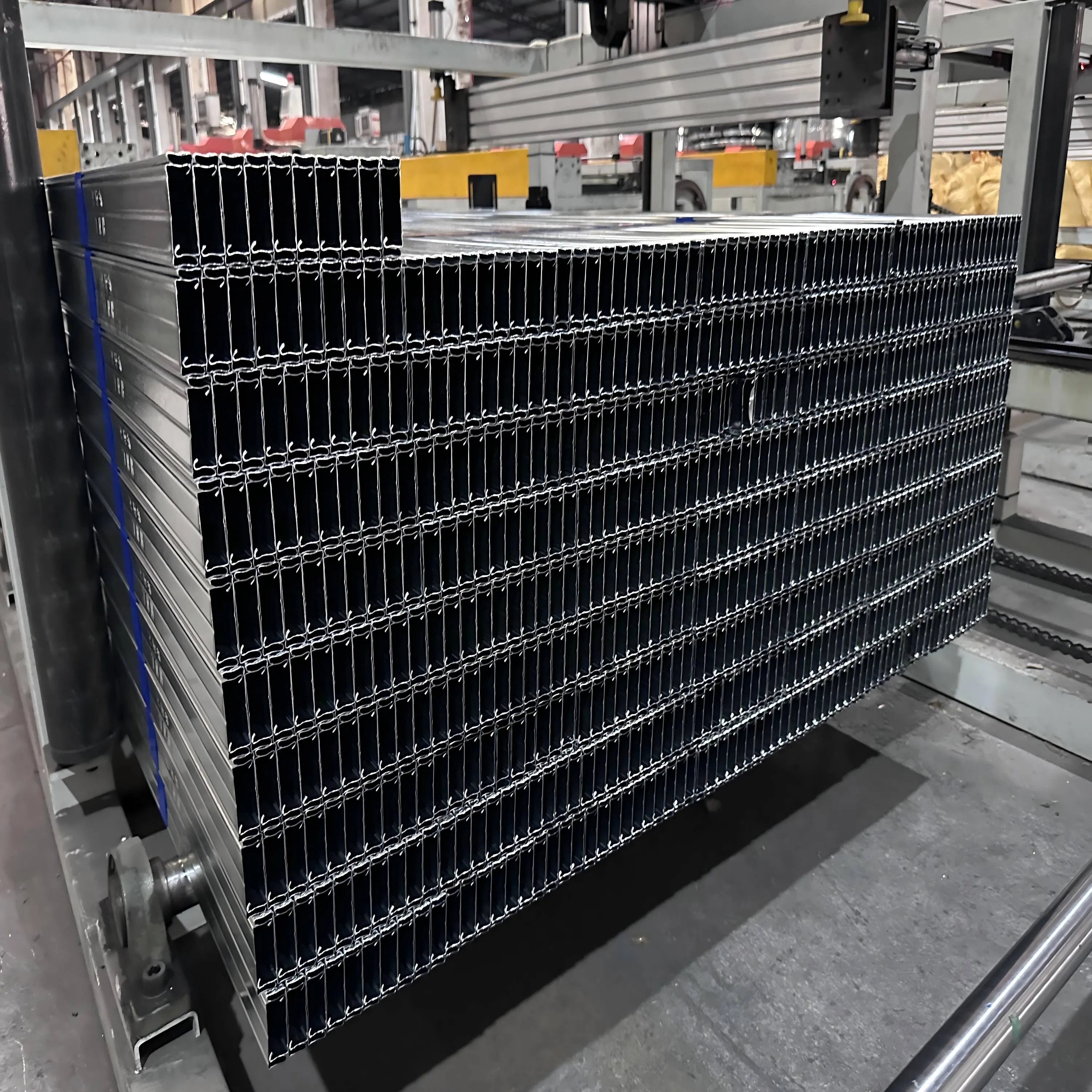 Galvanized Steel Furring Channel, Hat Channel for Ceiling Installation