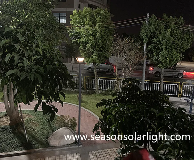 Poste de Iluminação no Pátio à Noite