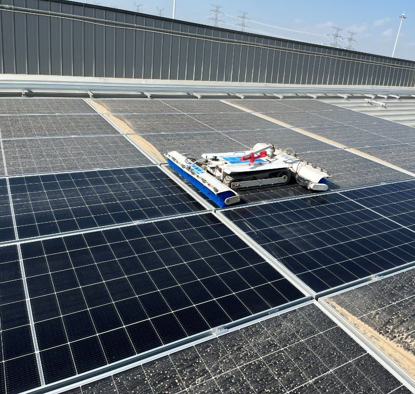 Water/ Dry Washing Dual Used Solar Panel Cleaning Robot for Photovoltaic Plants