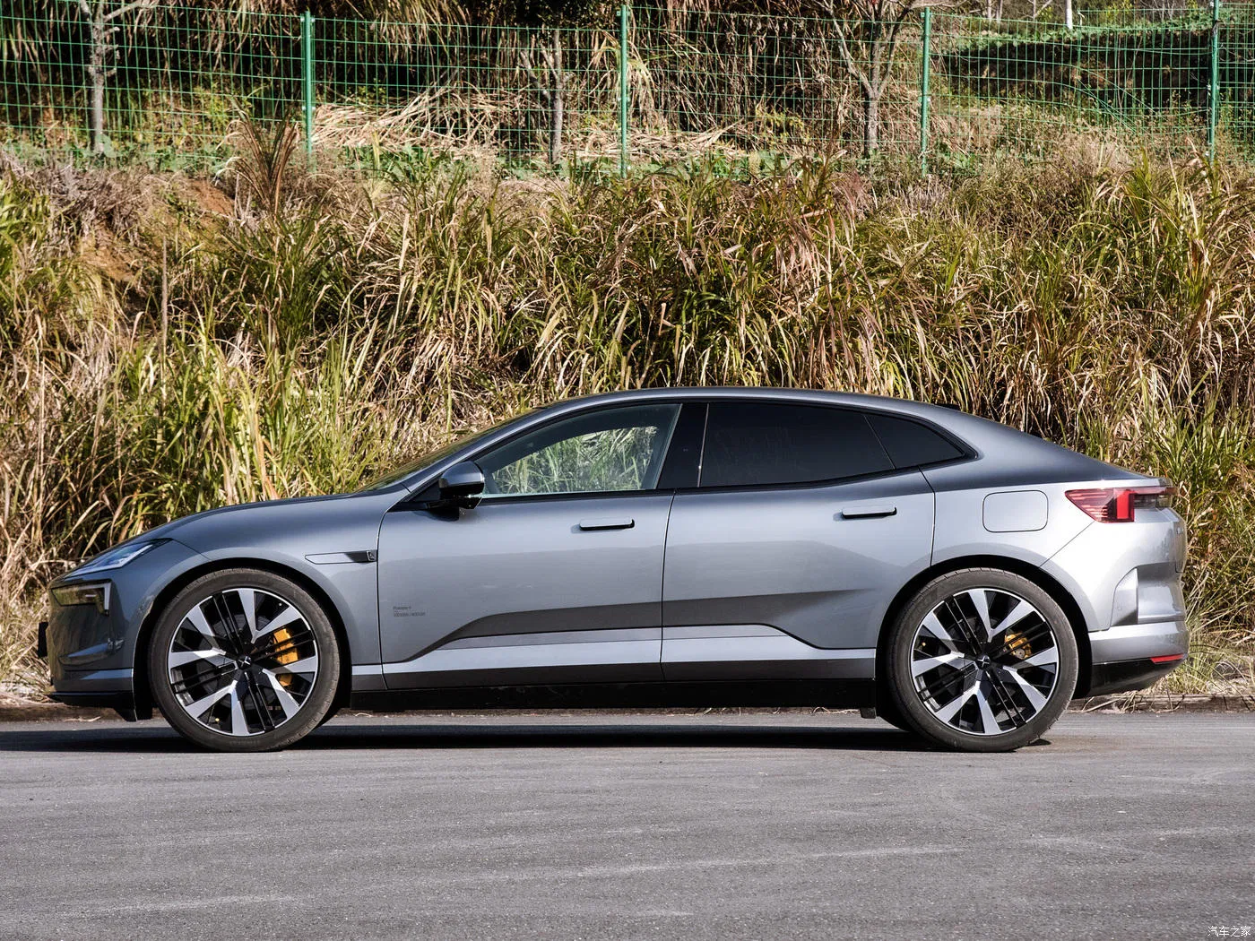Polestar-Polestar 4 2023 Model Year Single Motor Standard Range Electric MID-Size