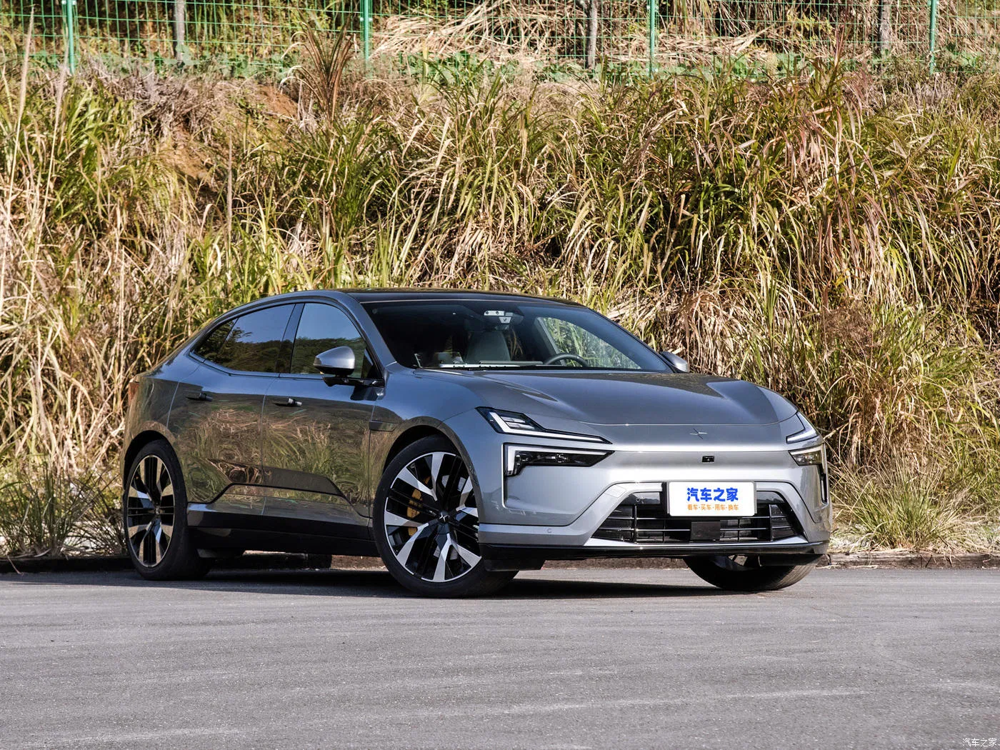 Polestar-Polestar 4 2023 Model Year Single Motor Standard Range Electric MID-Size