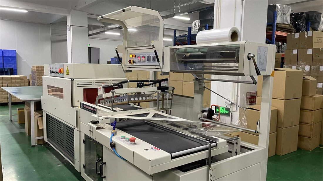 Automatic film shrinking machine for solar product packaging and export preparation