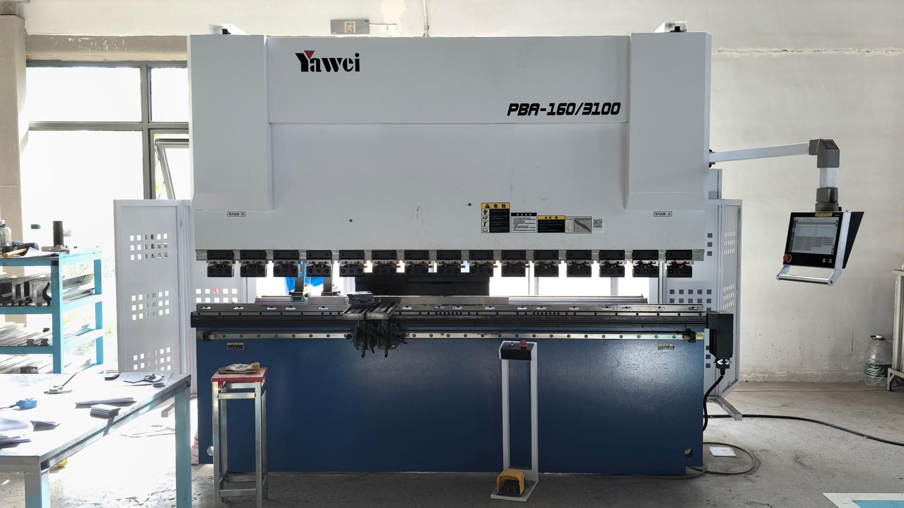 Shearing machine for metal plate cutting in Sowest Electric production