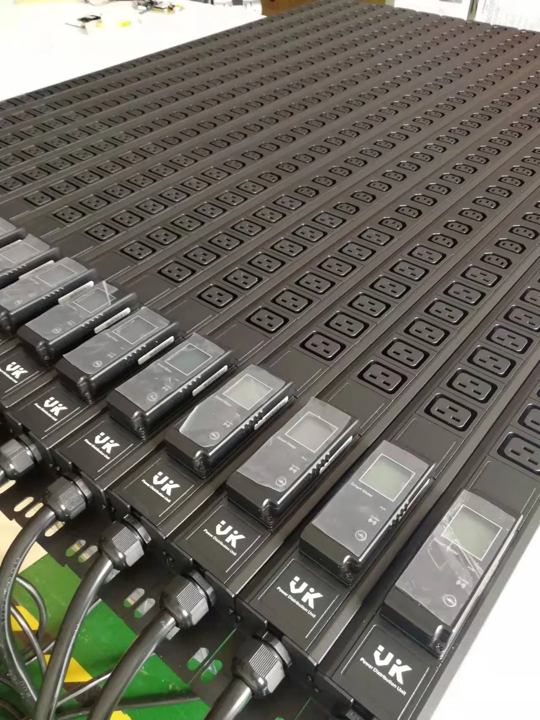 PDU Cabinet Power Strip (16A/32A) 12-Outlet Server Room Power Distribution Unit with 32A Vertical-Mount Industrial Plug