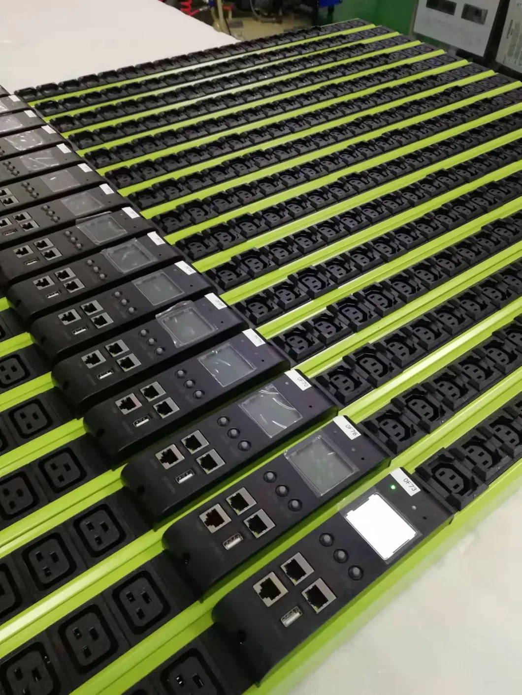 PDU Cabinet Power Strip (16A/32A) 12-Outlet Server Room Power Distribution Unit with 32A Vertical-Mount Industrial Plug