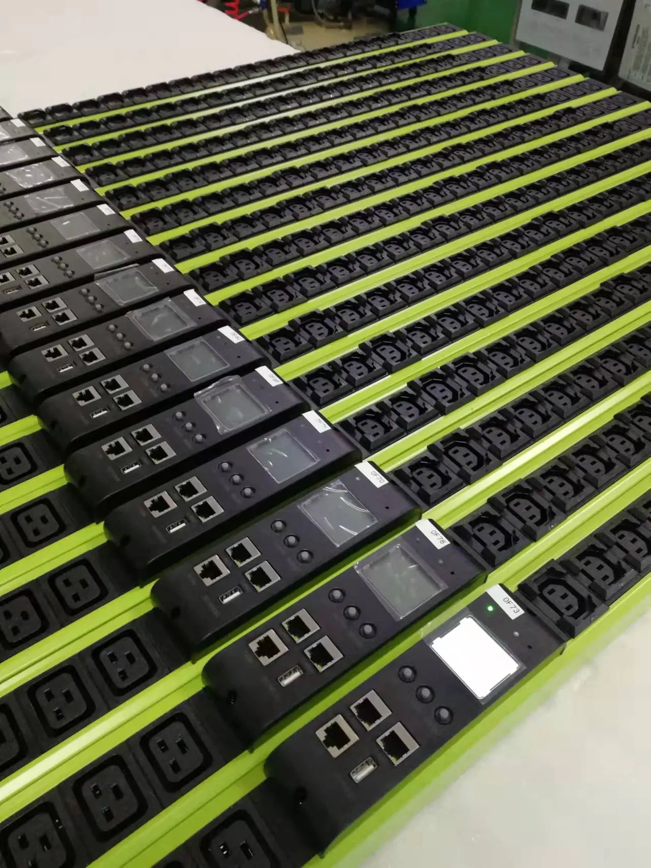 PDU Cabinet Power Strip (16A/32A) 12-Outlet Server Room Power Distribution Unit with 32A Vertical-Mount Industrial Plug
