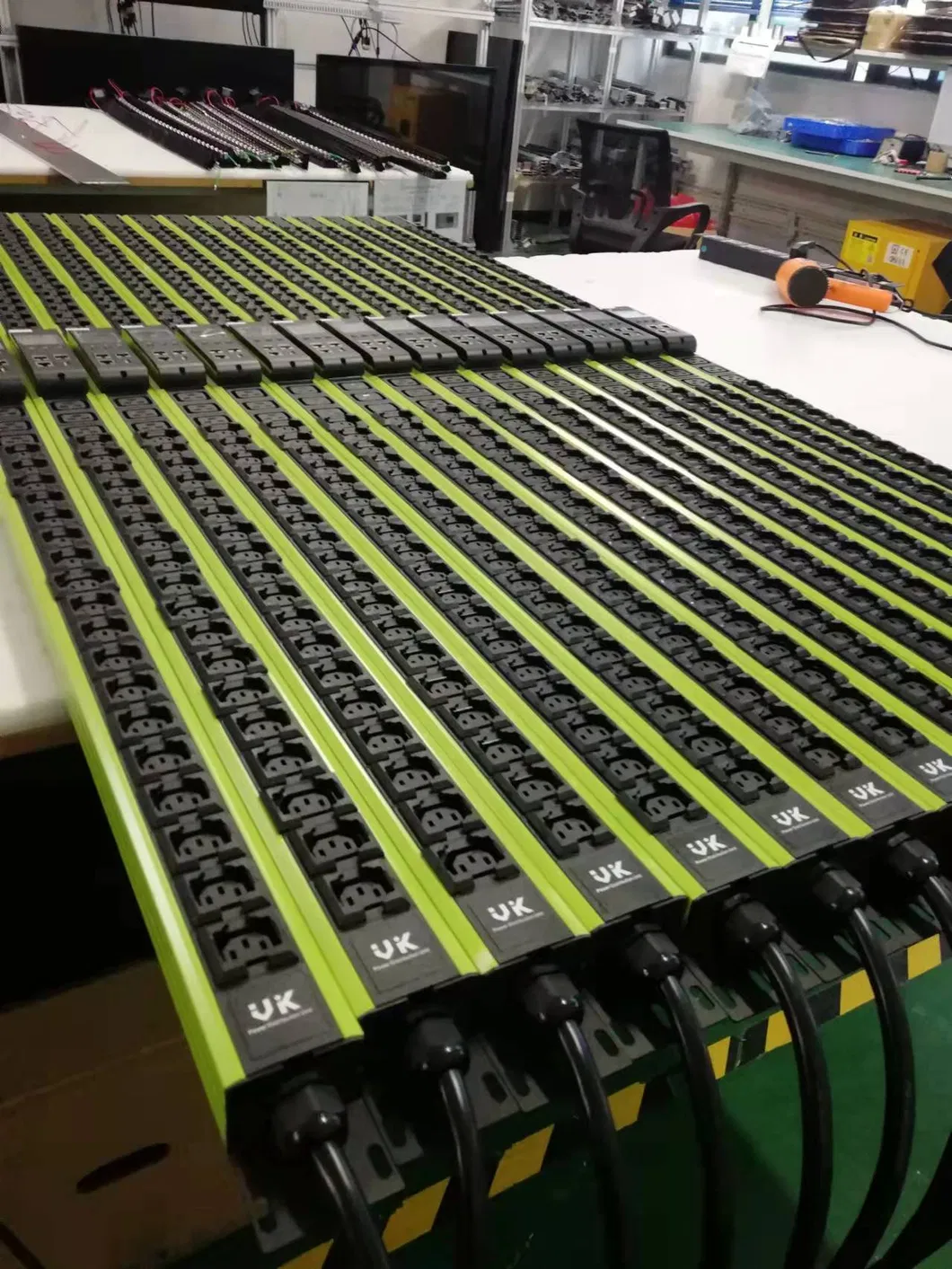 PDU Cabinet Power Strip (16A/32A) 12-Outlet Server Room Power Distribution Unit with 32A Vertical-Mount Industrial Plug