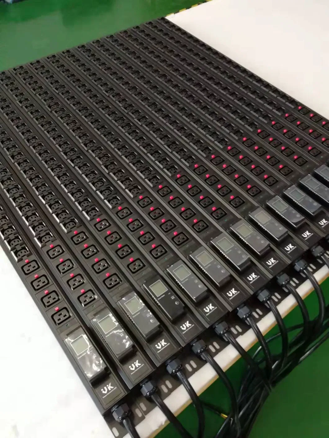 PDU Cabinet Power Strip (16A/32A) 12-Outlet Server Room Power Distribution Unit with 32A Vertical-Mount Industrial Plug