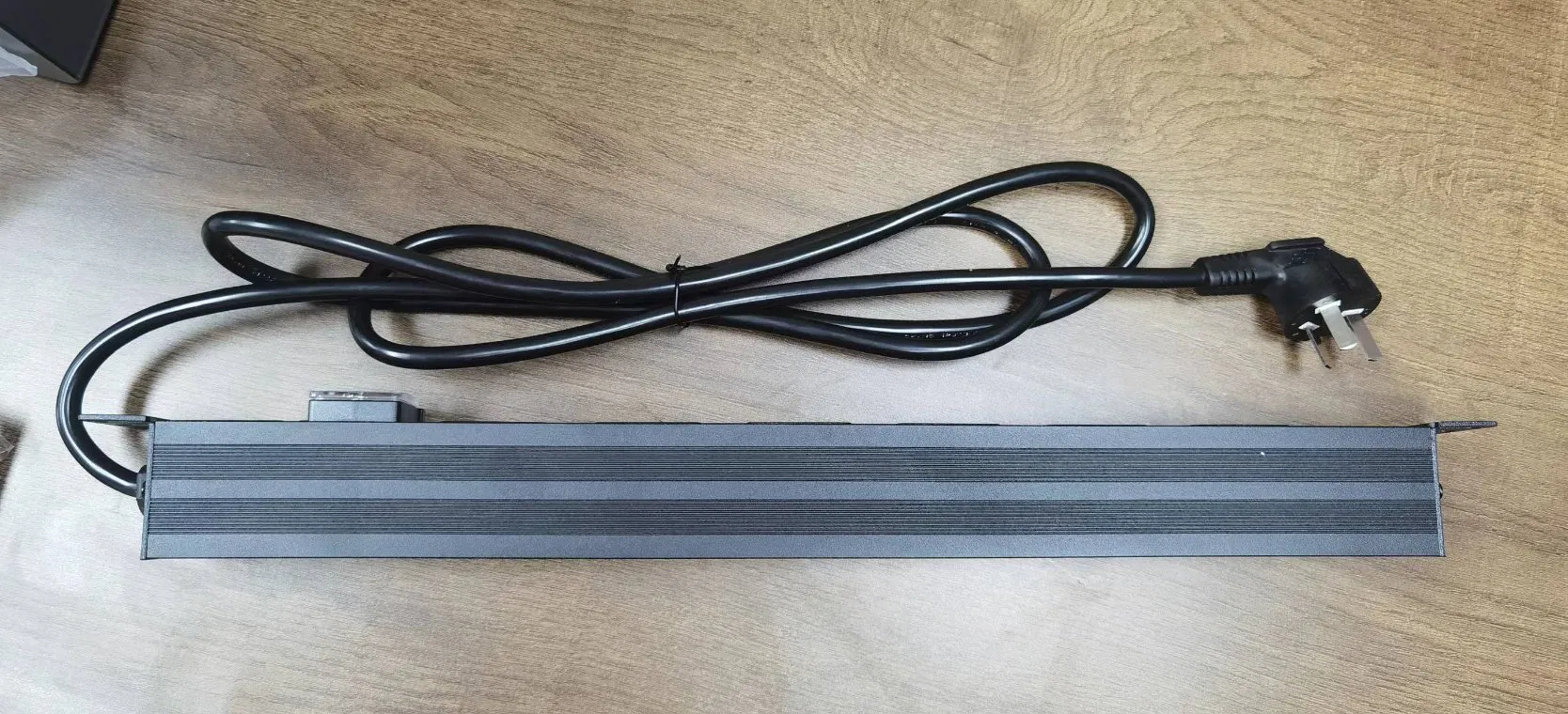 Industrial Standard 6-Outlet Rack PDU Universal Switch Power Distribution Unit