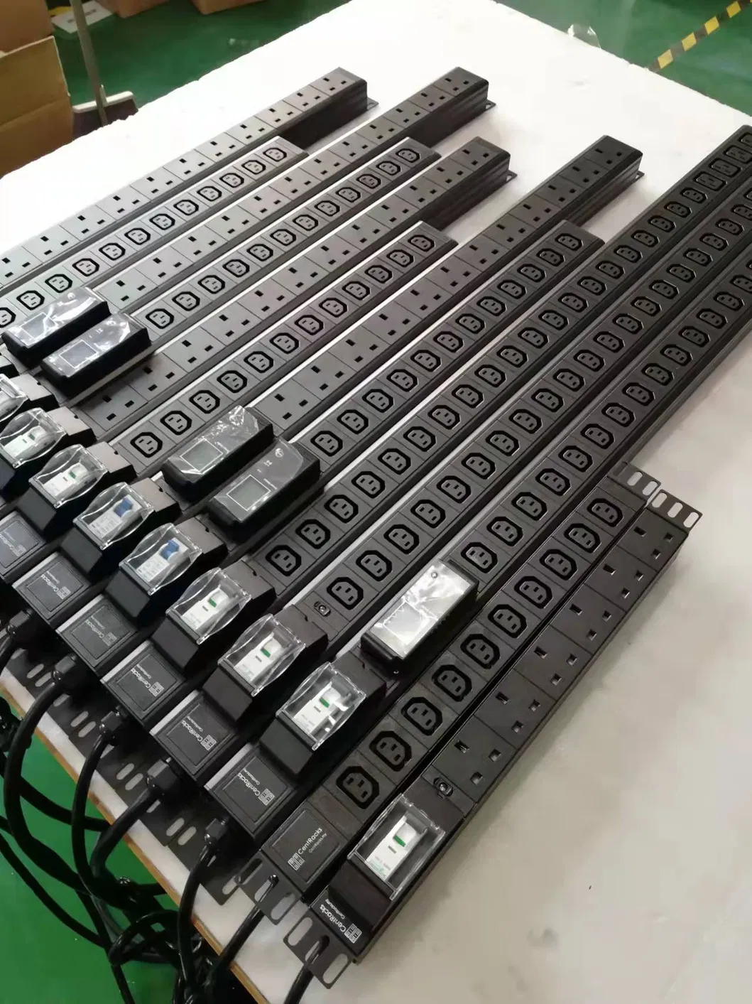 PDU Cabinet Power Strip (16A/32A) 12-Outlet Server Room Power Distribution Unit with 32A Vertical-Mount Industrial Plug