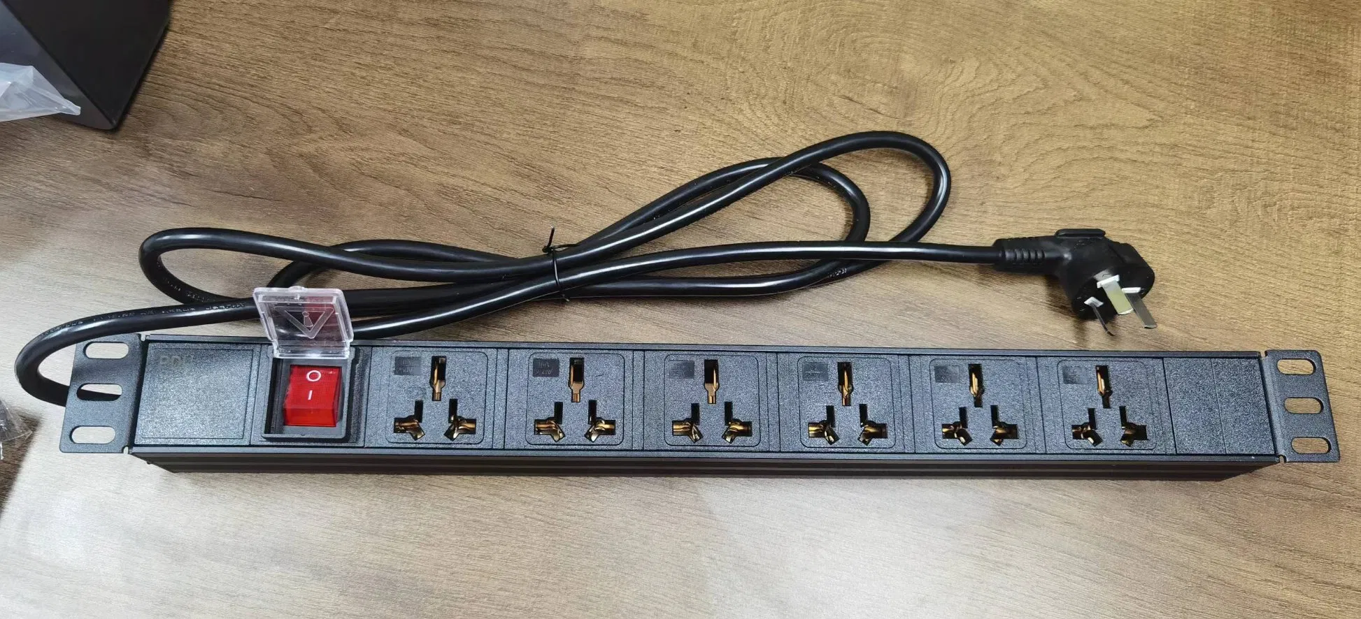 Industrial Standard 6-Outlet Rack PDU Universal Switch Power Distribution Unit