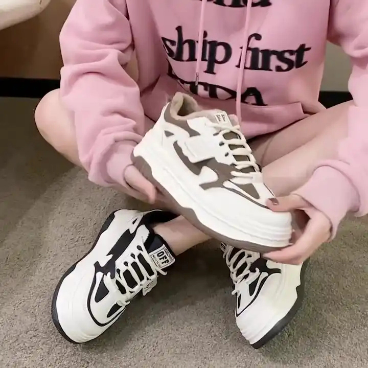 أحذية كاجوال تصميم جديد مصنع أحذية رياضية دافئة للنساء soles سميكة أحذية فleece رياضية