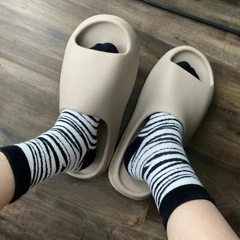 أحذية منزلية بحجم كبير