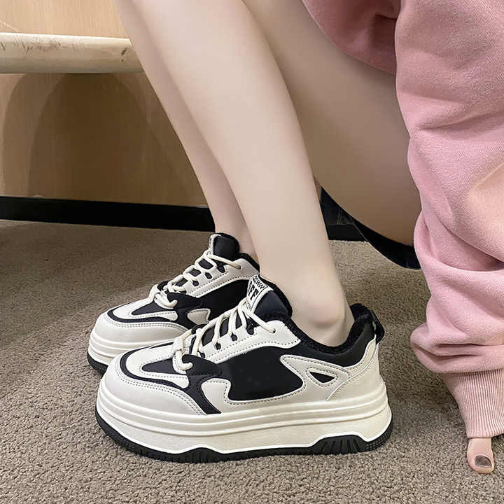 أحذية كاجوال تصميم جديد مصنع أحذية رياضية دافئة للنساء soles سميكة أحذية فleece رياضية