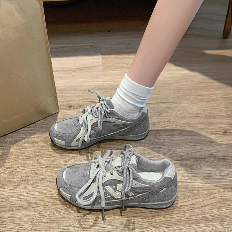 أحذية تدريب نسائية كورية أنيقة 2026 ربيعية soles سميكة