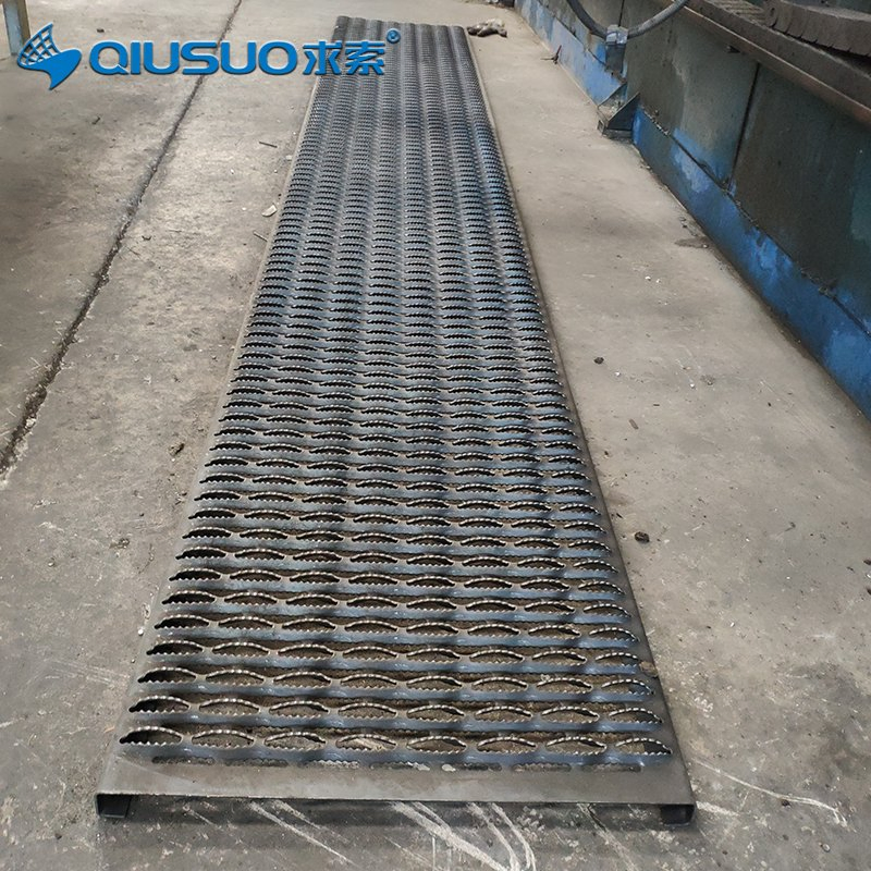 Durable Aluminum Grip Strut for Marine Dock Platforms