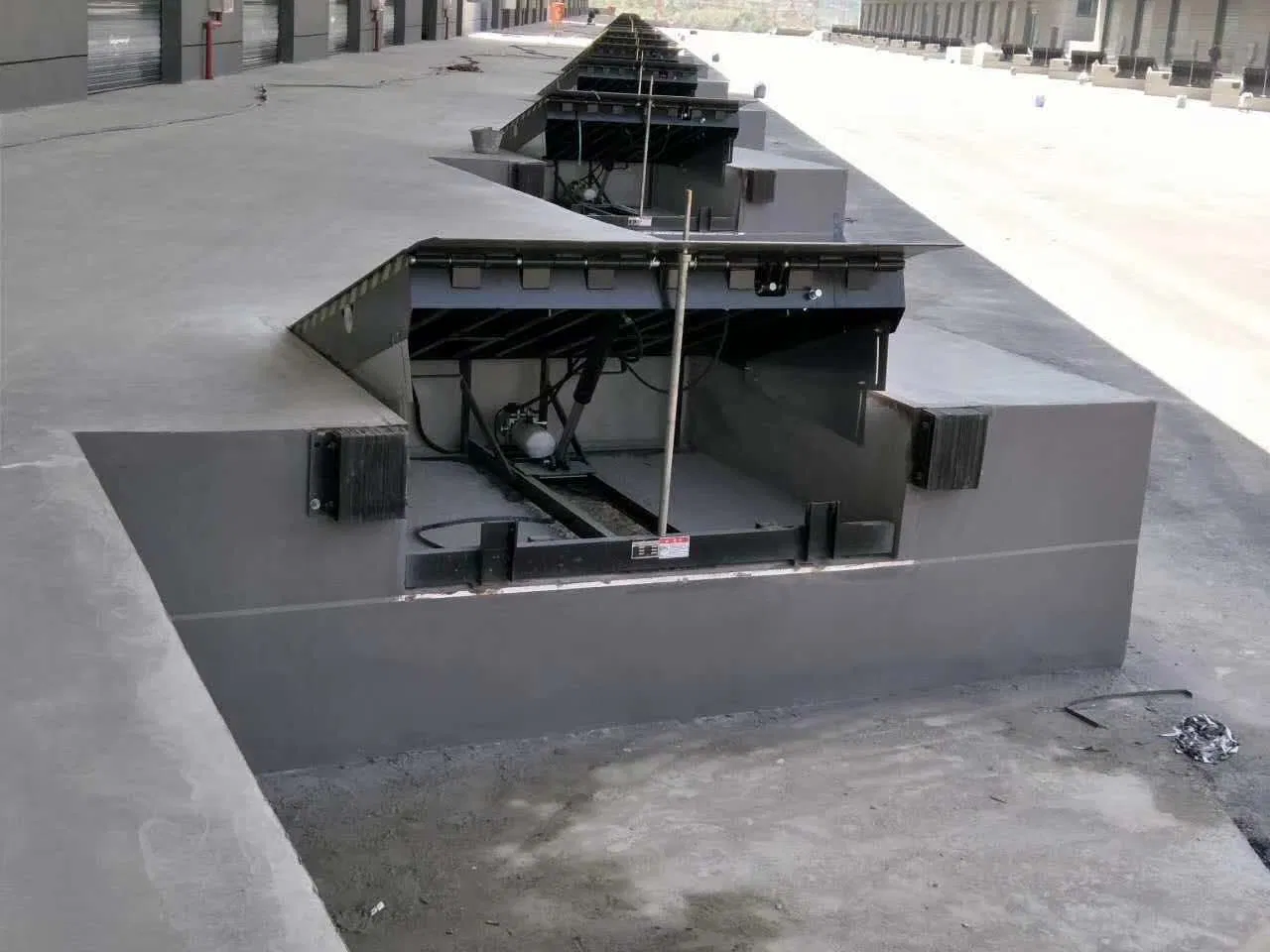 Mechanical Warehouse Hydraulic Electric Cargo Lift Forklift Loading Ramp Hydraulic Dock Leveler