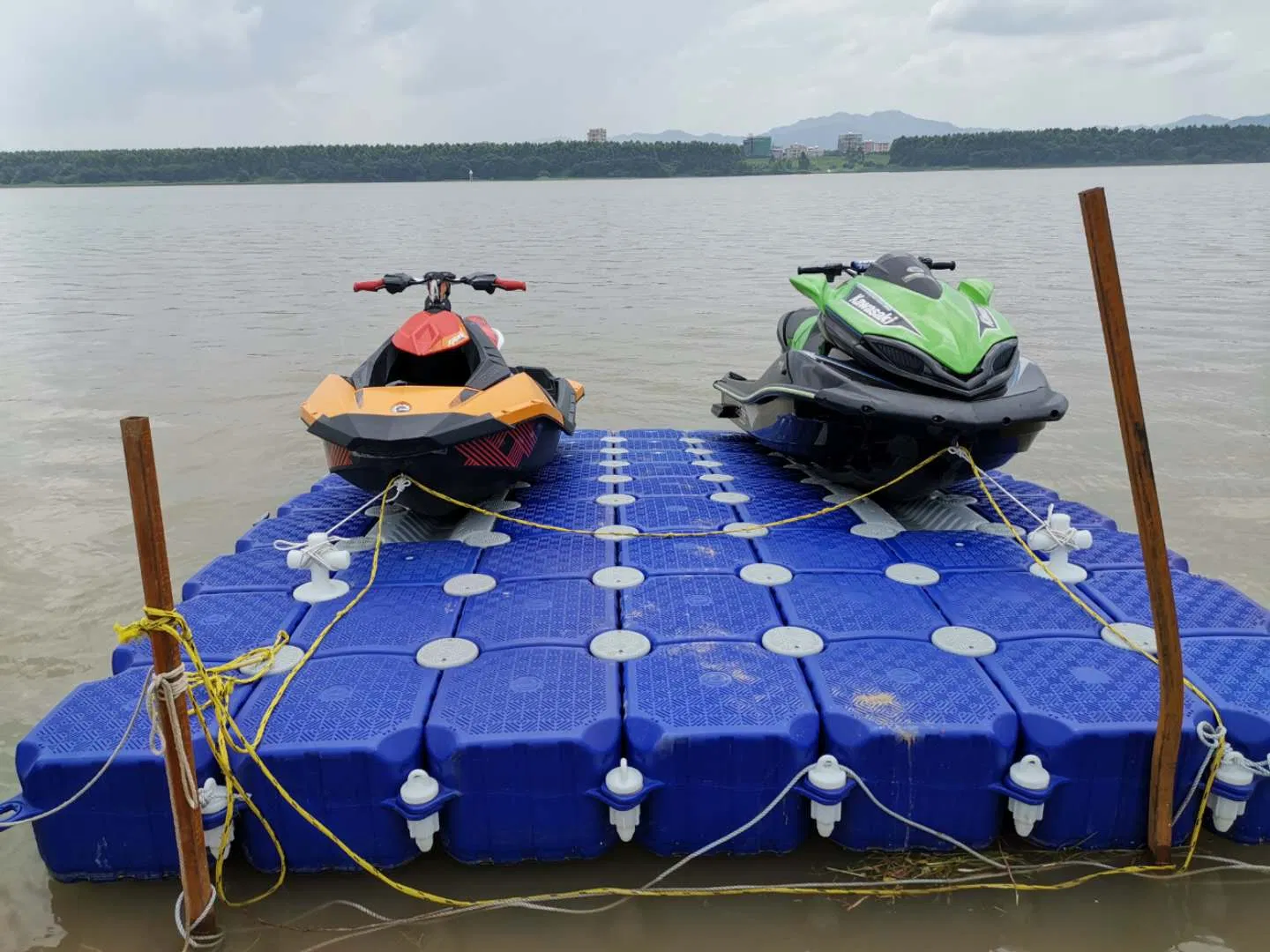 Floating Platform with Colorful Plastic Cube Floating Dock