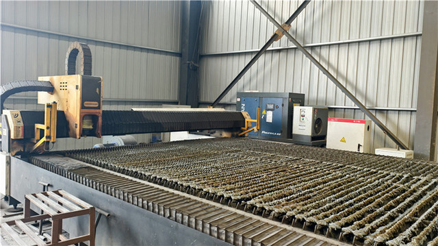 Hydraulic dock leveler product storage and finished goods warehouse