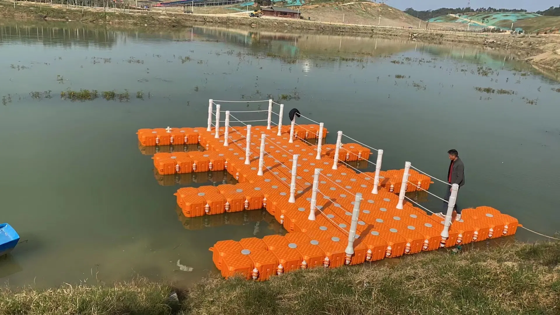 Modular Pontoon System with Floating Cubes