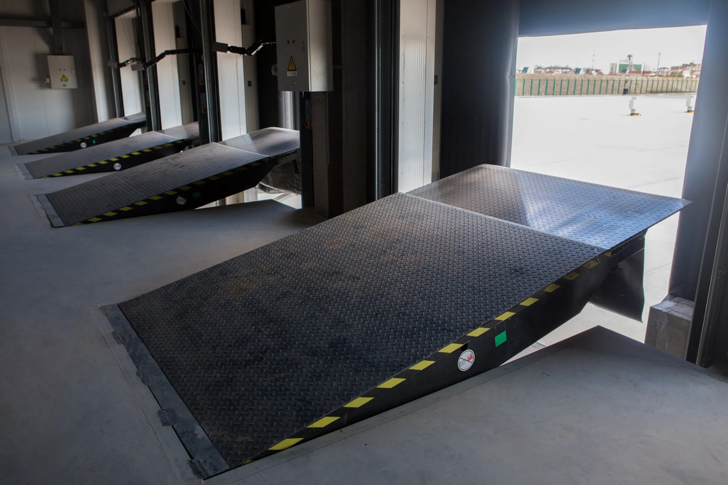 Hydraulic Telescopic Dock Leveler for Cold Storage Warehouse