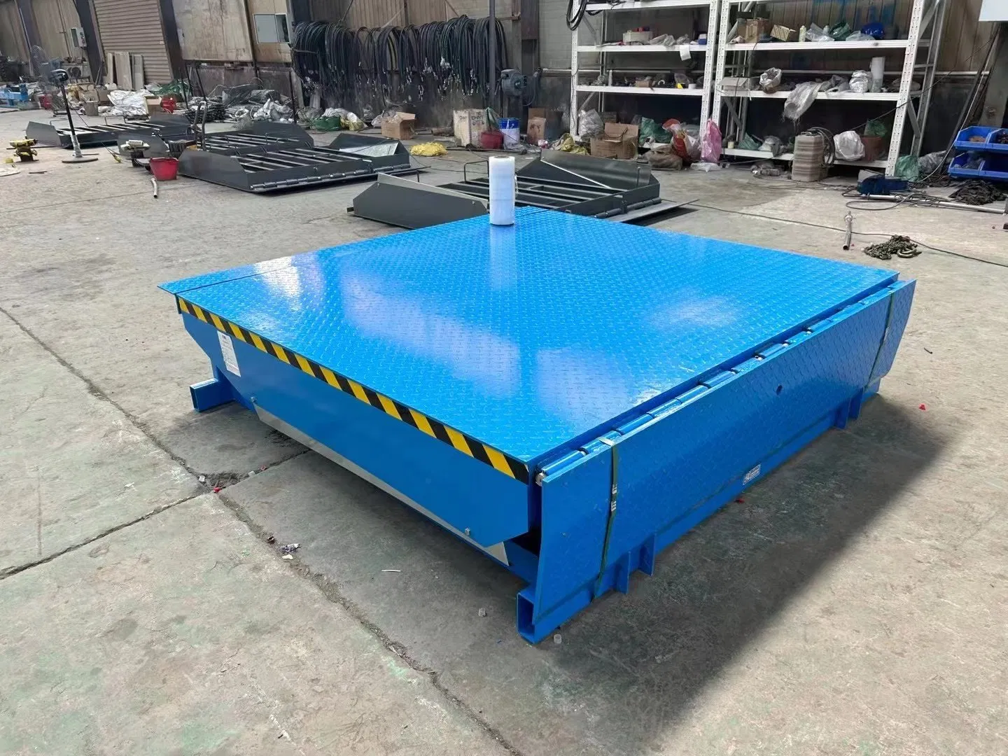 8-Ton Hydraulic Dock Leveler with Integrated Toe Guards &amp; Weather Seals for Cold Storage Facilities