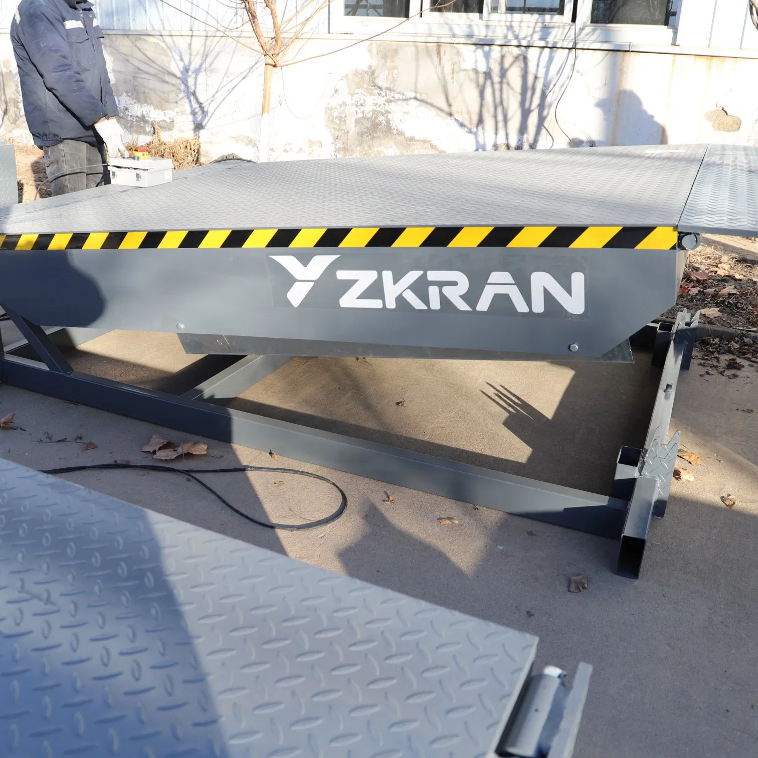 Factory Direct Stationary Hydraulic Dock Leveler System for Seamless Truck Loading Operations