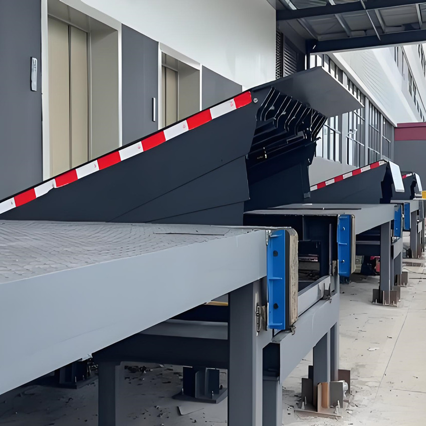 Hydraulic Lip Hinged Dock Equipment for Logistics Warehouse