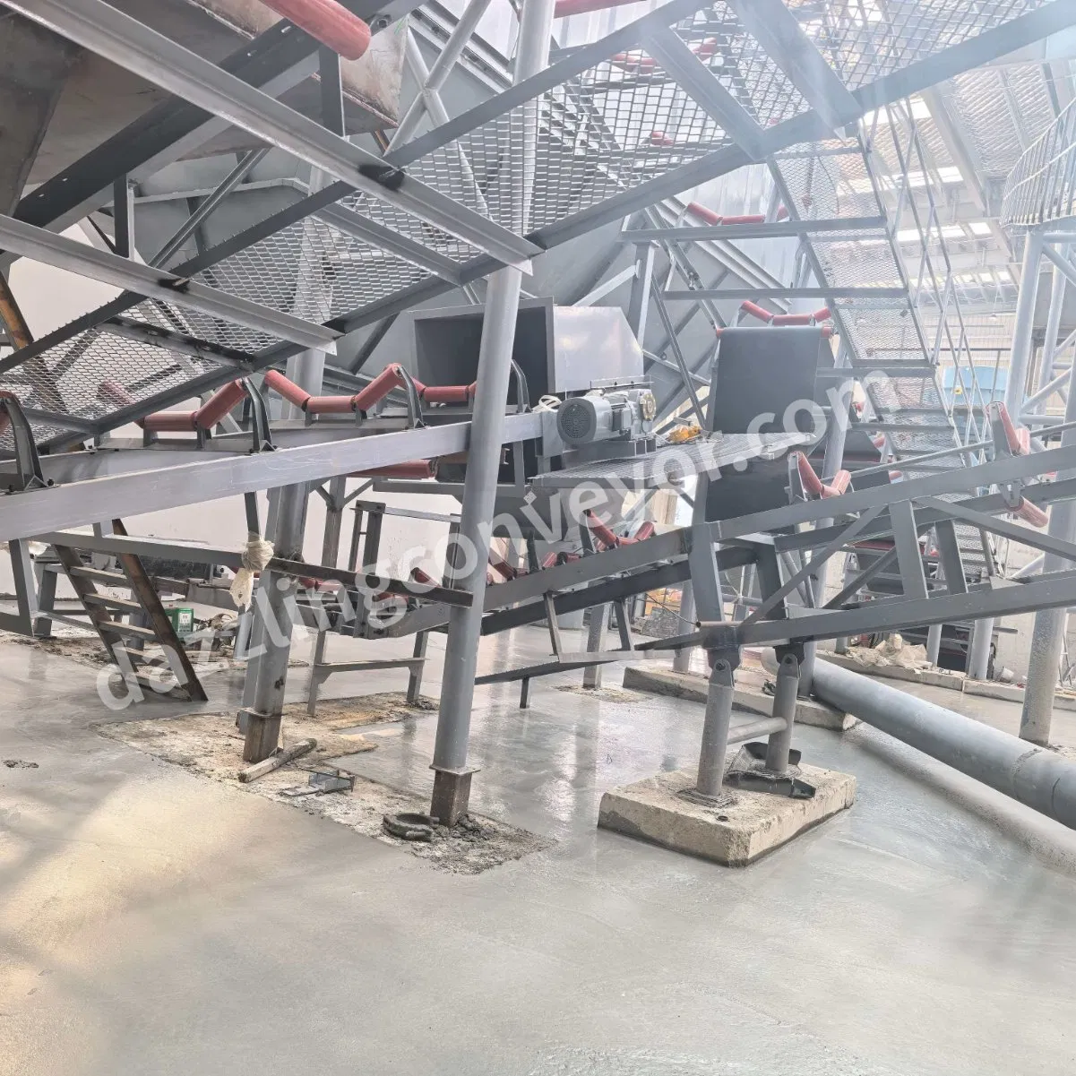 Customizable Industrial Belt Conveyor System for Bulk Handling