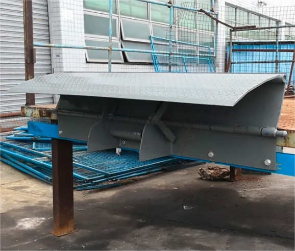 Robust Heavy-Duty Industrial Loading Dock Platform for Efficient Use