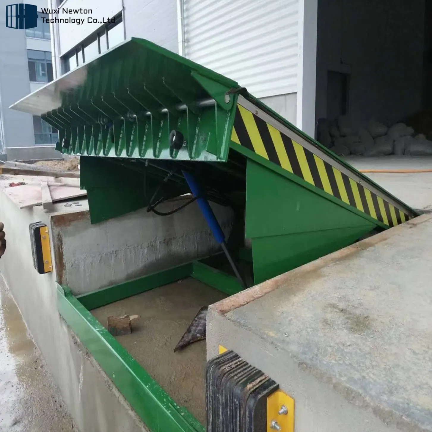 Efficient Loading and Unloading Adjustable Steel Swing Lip Dock Leveler