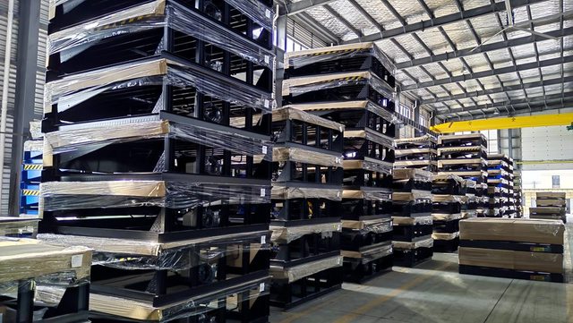 Cold chain dock leveler for temperature-controlled warehouse