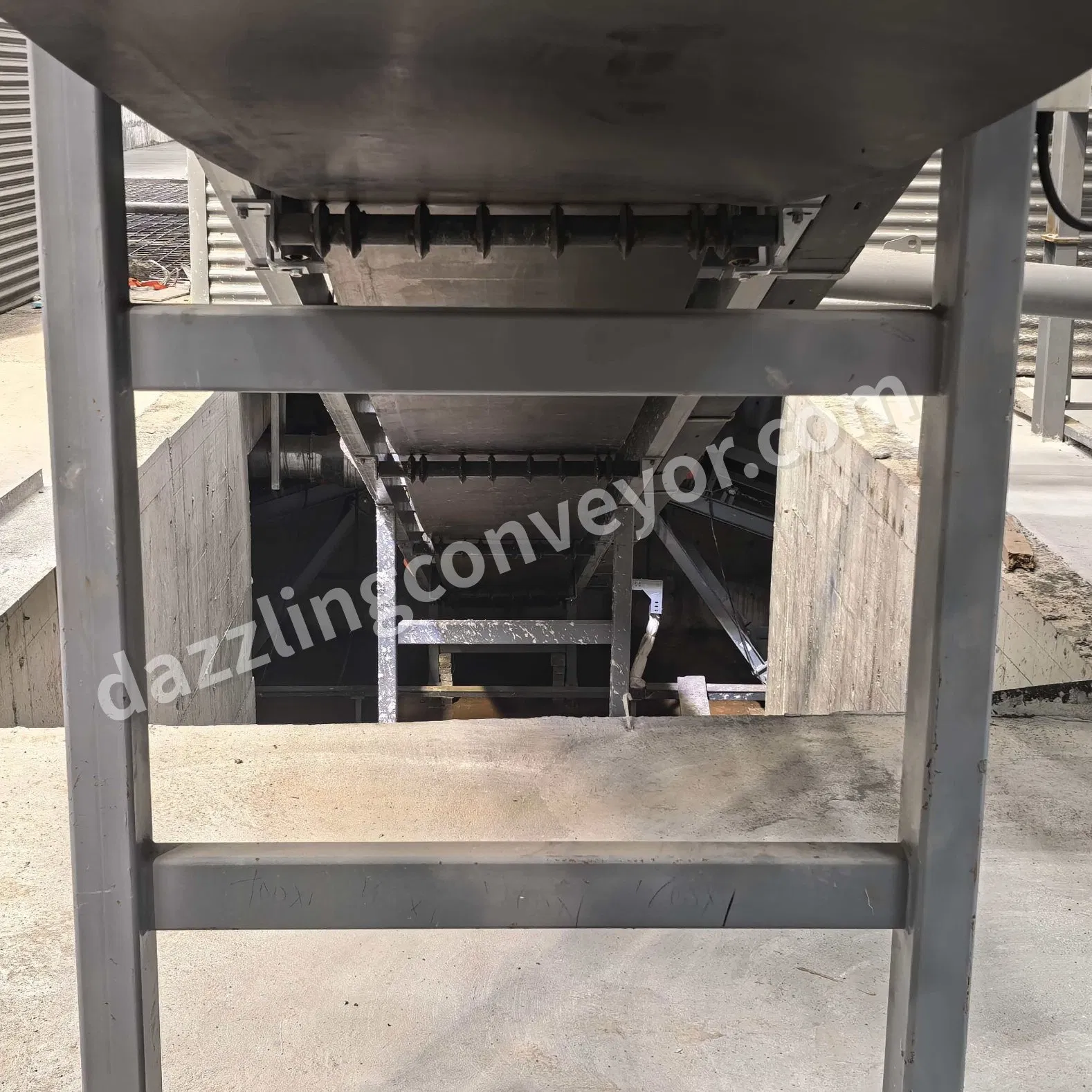 Customizable Industrial Belt Conveyor System for Bulk Handling