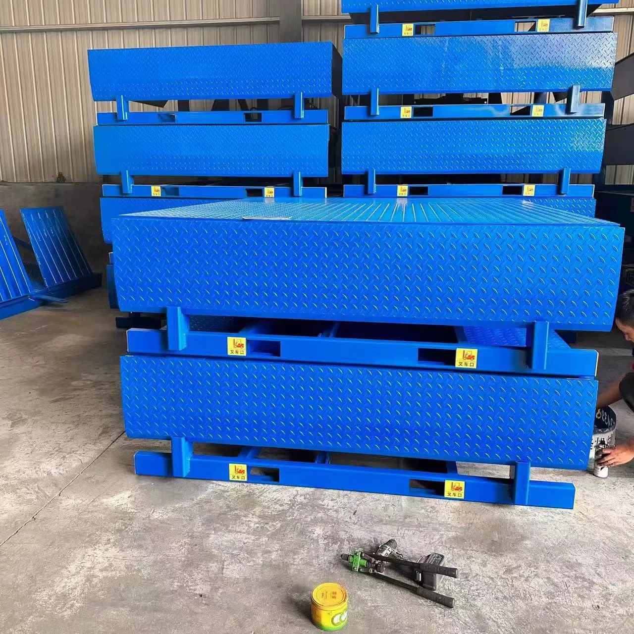 8-Ton Hydraulic Dock Leveler with Integrated Toe Guards &amp; Weather Seals for Cold Storage Facilities