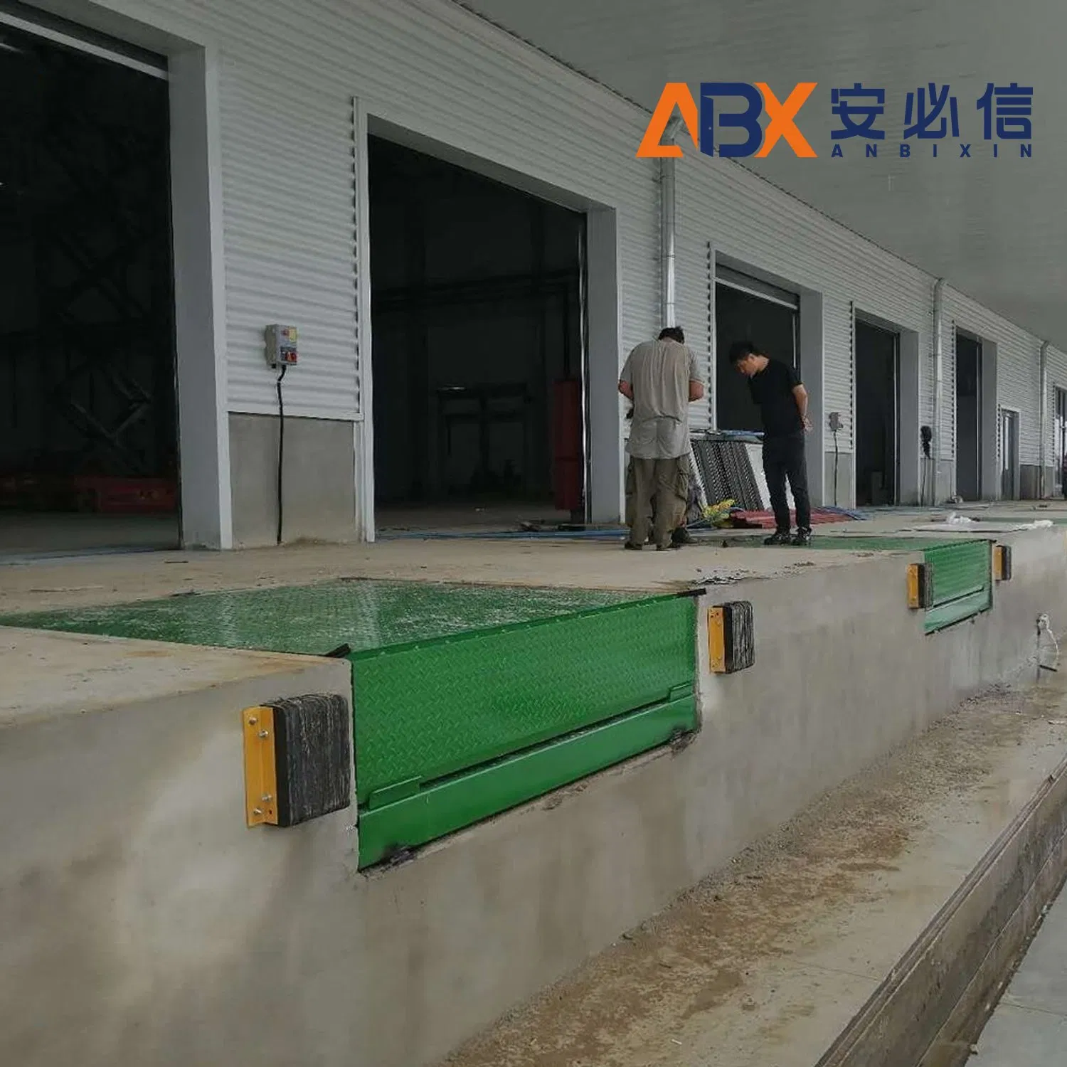 Warehouse Dock Leveler with Anti-Slip Diamond Plate Steel Surface Deck