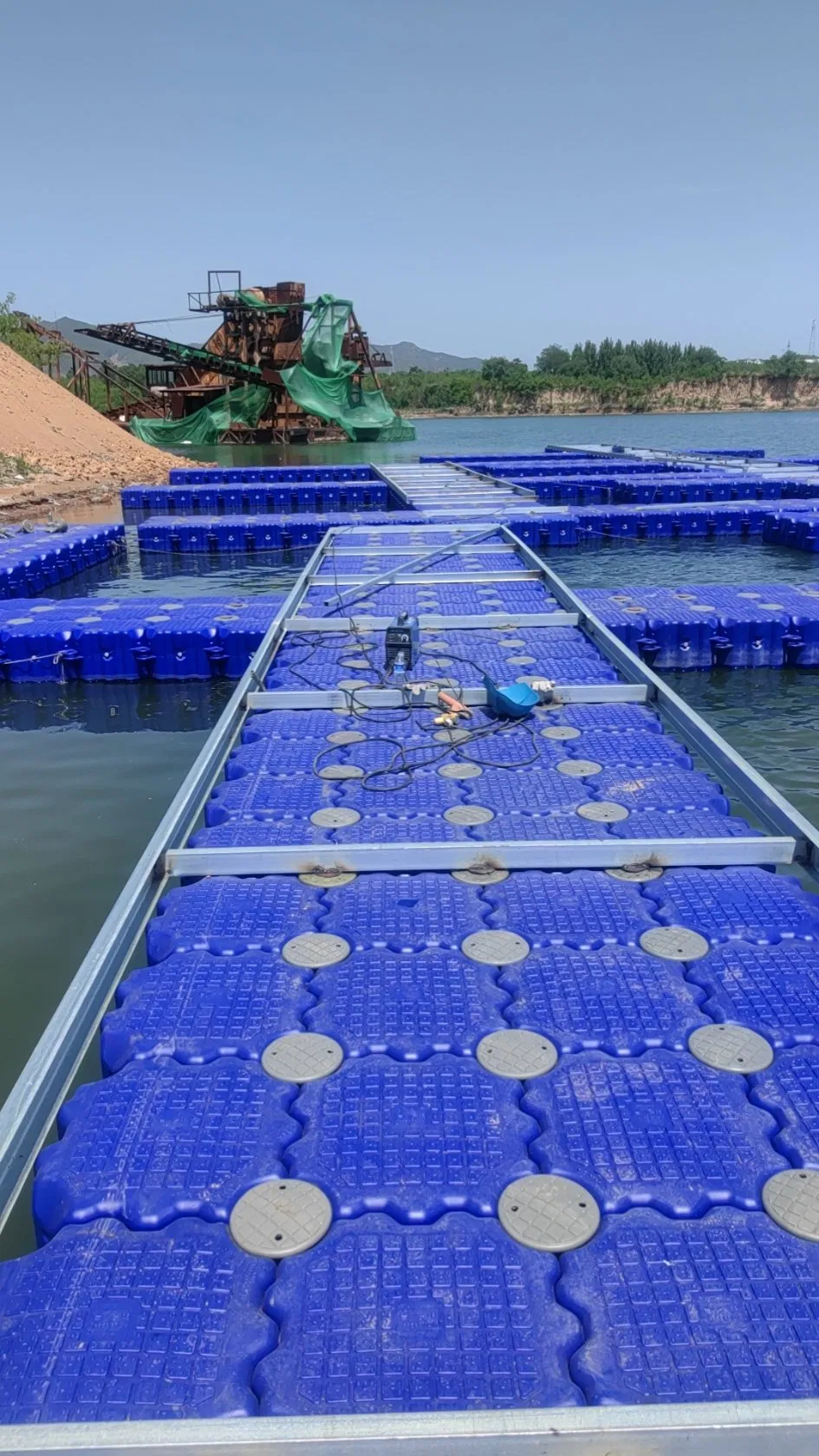 Modular Pontoon System with Floating Cubes