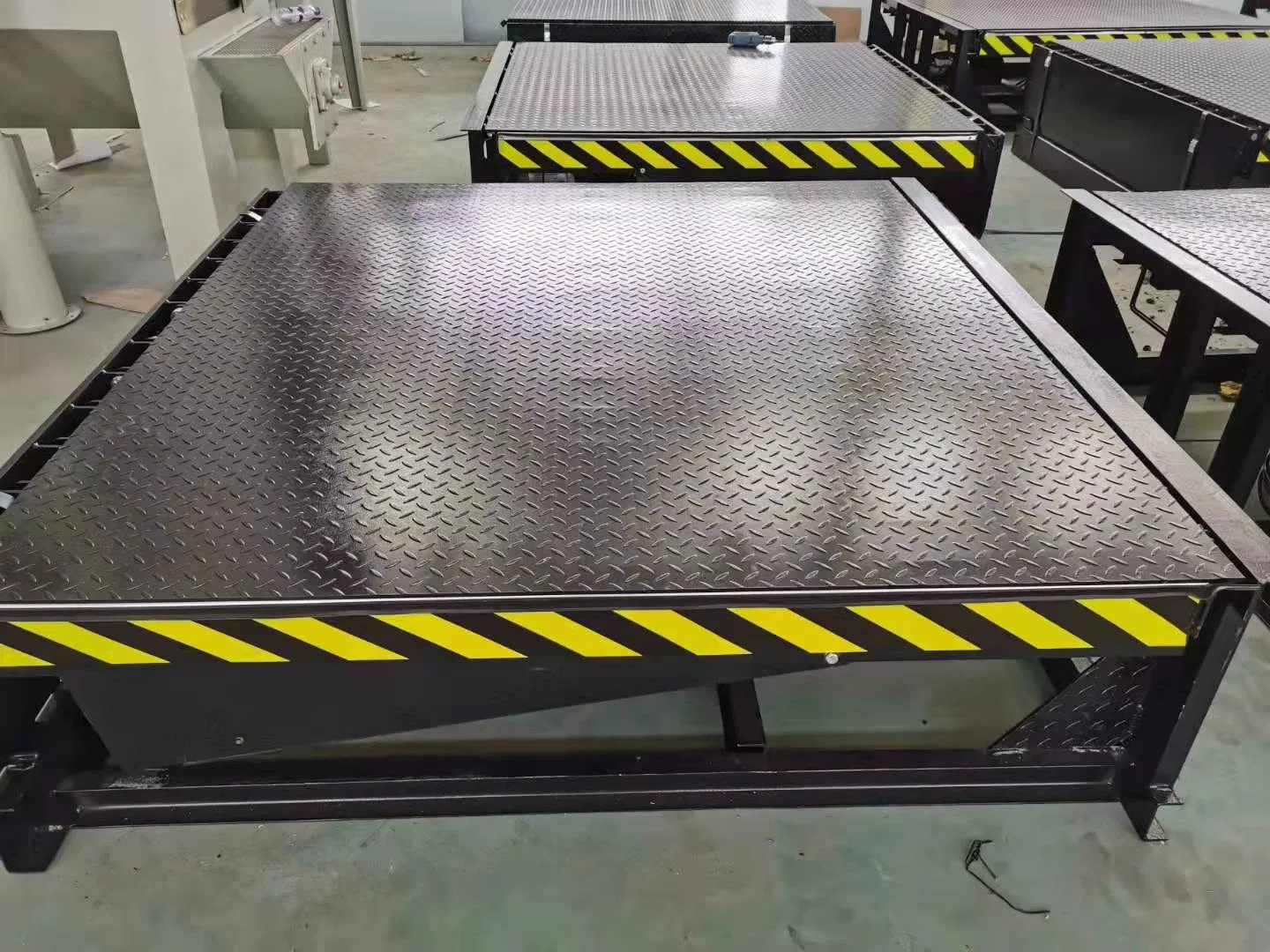 Logistics Adjustable Automatic Stationary Warehouse Loading Ramp Bay Dock Leveler Lifting Equipment