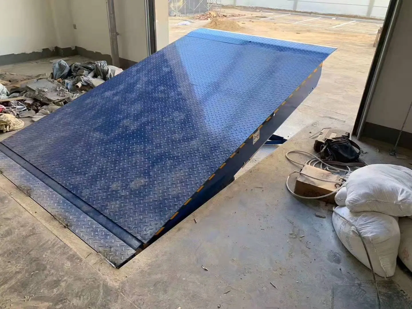 Industrial Cold Storage Electric Truck Unloading Forklift Hydraulic Tuck Container Dock Ramp Dock Leveler