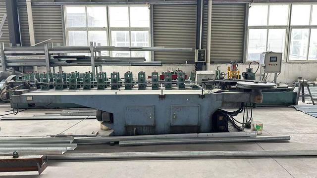 Hydraulic dock leveler for warehouse loading bay