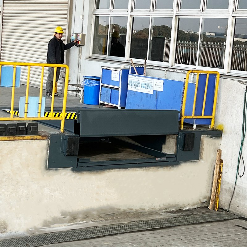 Industrial Dock Leveler with Anti-Slip Lip Plate for Safe Loading Bays