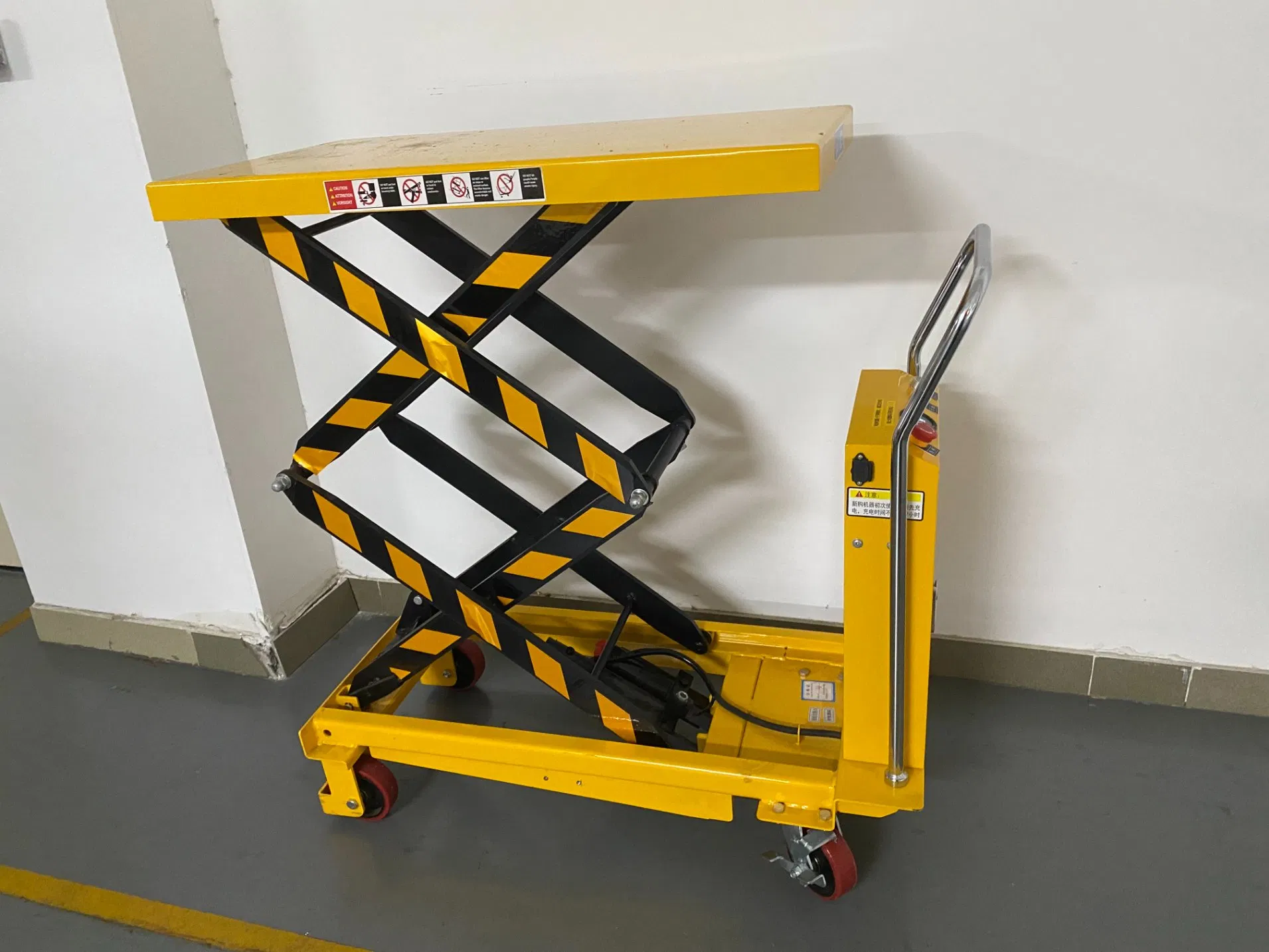 CE Certified 500kg-1000kg 0.45m-2m Mobile Scissor Lift Platform