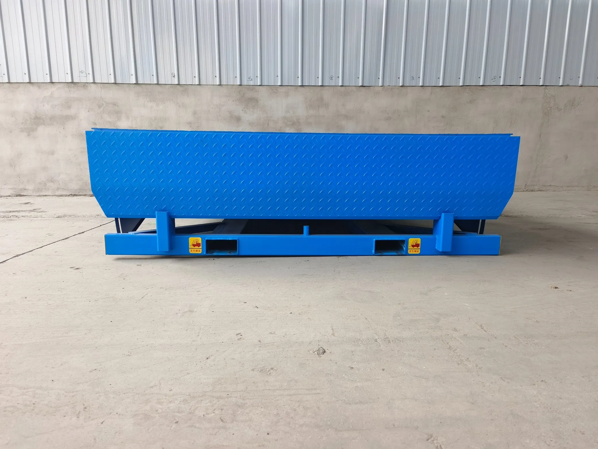 8-Ton Hydraulic Dock Leveler with Integrated Toe Guards &amp; Weather Seals for Cold Storage Facilities