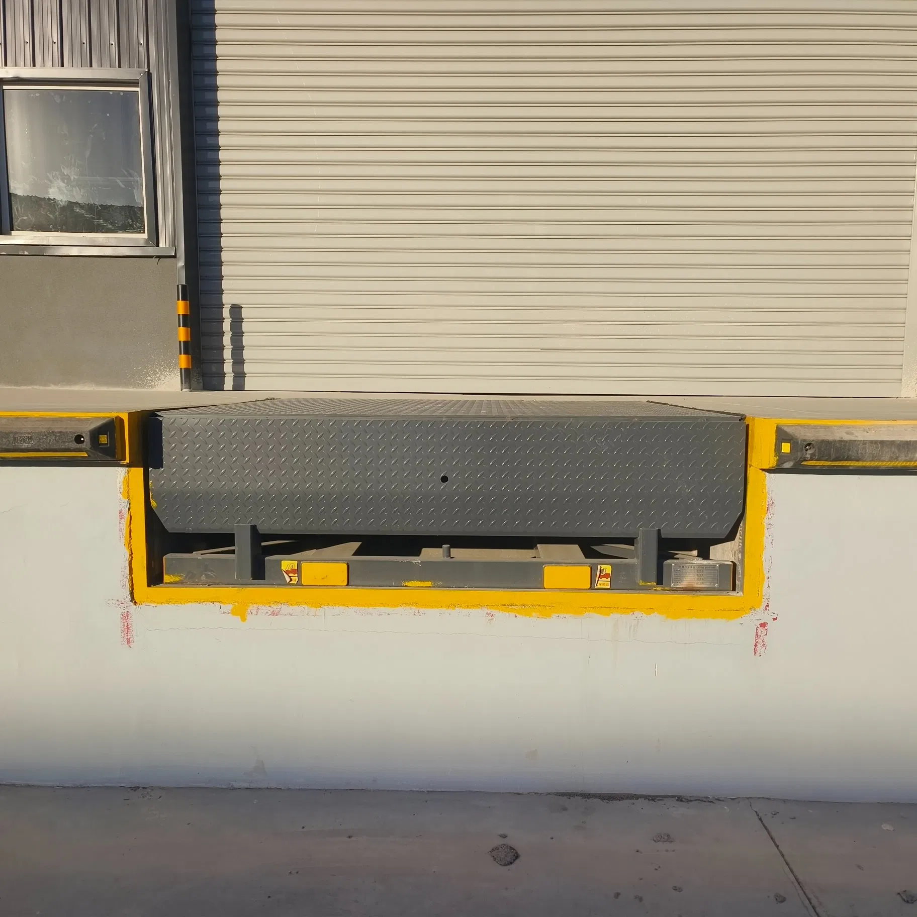 Fixed Container Loading Ramp, Platform Lifting Platform, 0.75kw Hydraulic Power, Forklift Crossing Equipment for Bulk Unloading.